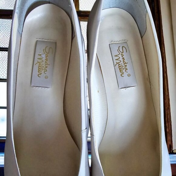 Elegant White Heels with Gold Accent - Picture 6 of 9